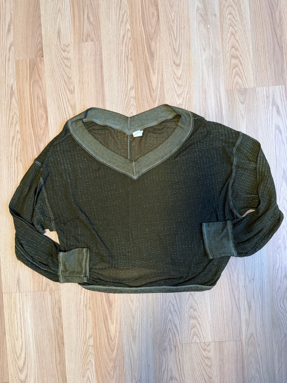 We The Free Women’s V-Neck Lightweight Olive Green Crop Shirt Large